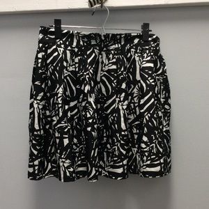 Venus pleated black and white patterned skirt L